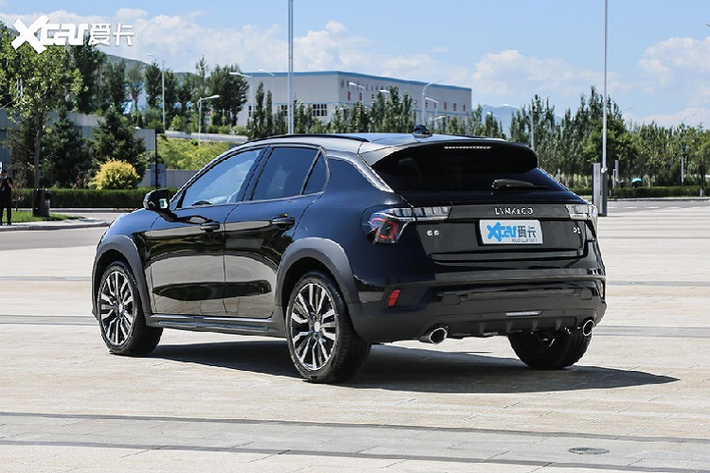 Phía trước của Lynk &amp; Co 02 Champion Edition 2020 mới cho thấy lưới tản nhiệt nhỏ, hai cụm đèn nằm tách biệt. Phía sau của Lynk &amp; Co 02 Champion Edition cho thấy một cánh gió khá lớn, đèn hậu giống hình chữ P và hai ống xả đầu tròn