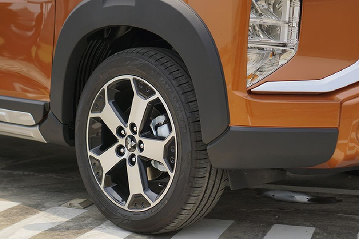 Phần thân xe rộng hơn 50 mm so với Xpander tiêu chuẩn. Những thay đổi khác gồm có lốp kích thước lớn hơn, mâm xe hợp kim 17 inch, 2 thanh nhôm mui màu bạc, cánh gió lớn phía sau, cột D, viền kính sau và cửa sổ được sơn đen trang trí. Lưới tản nhiệt và cản trước cũng được tạo hình vuông vức, hầm hố hơn. Ảnh: Kompas.