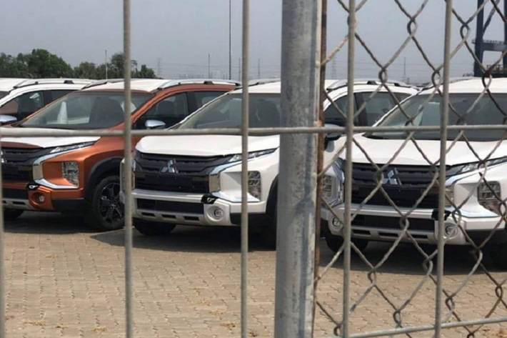 Theo một số nguồn tin, Misubishi Xpander Cross 2020 mới đang trên đường cập bến các đại lý, chuẩn bị ra mắt người dùng, có thể là ngay trong tháng 7 này. Mẫu xe này là phiên bản SUV 7 chỗ giá rẻ, dựa trên nền tảng từ Xpander tiêu chuẩn. Xe có kích thước lớn hơn, khoảng sáng gầm cao hơn chiếc MPV. Xpander Cross xuất hiện tại một bãi xe tại cảng Hiệp Phước, Nhà Bè, TP. HCM từ tháng 3/2020. Ảnh: Thịnh LV.