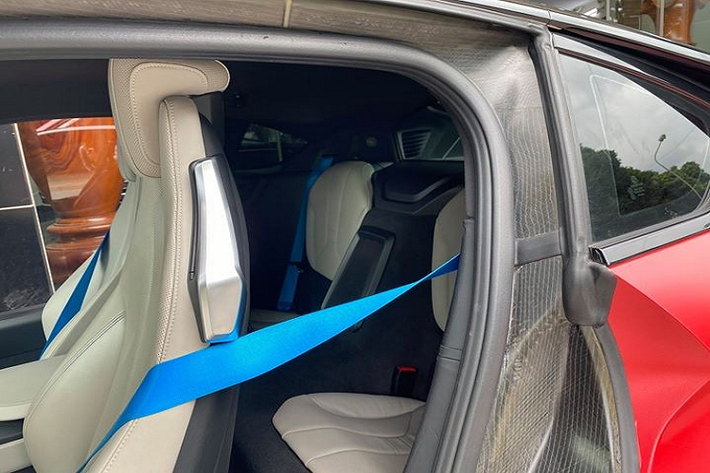 Mức giá bán 3,8 tỷ đồng dành cho chiếc BMW i8 này không thể coi là rẻ cho một chiếc xe thể thao đã có tuổi đời gần 5 năm tại thị trường Việt Nam. Ngày xưa, khi chiếc BMW i8 đầu tiên xuất hiện tại Việt Nam có chi phí lăn bánh hơn 8 tỷ đồng.