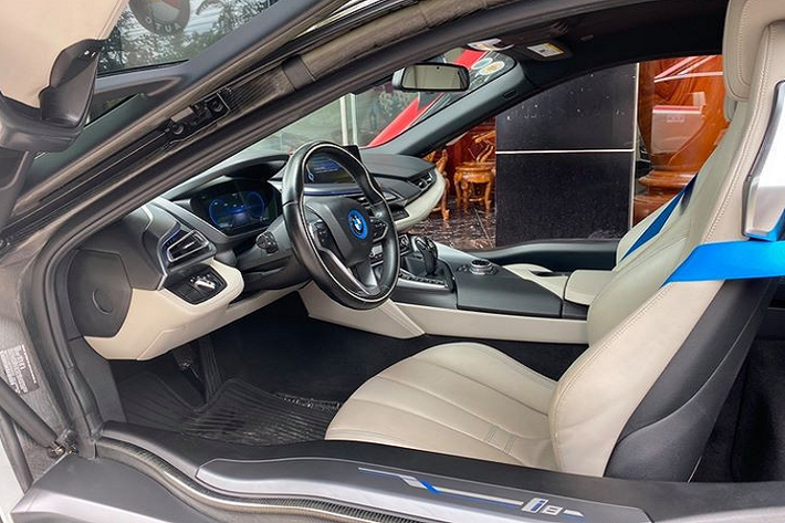 Bỏ qua những bình luận mang tính giải trí của cư dân mạng, thông tin rao bán chiếc xe thể thao BMW i8 này cho thấy xe mang hai màu là đỏ và đen. Nhiều khả năng màu đỏ là phương pháp thay áo bằng đề-can. Người rao bán chào giá xe BMW i8 cũ này với con số 3,8 tỷ đồng.