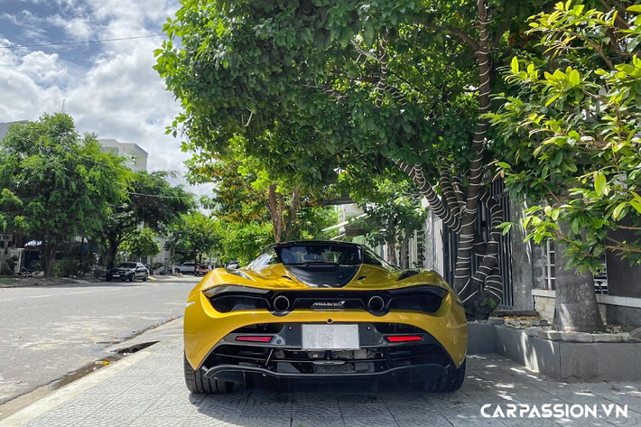 Tiến vào bên trong, khoang nội thất của chiếc McLaren 720S Spider đầu tiên tại Đà Nẵng được phối theo tông màu tối, điểm nhấn là đường sọc màu vàng chạy giữa lưng ghế và trên bảng táp-lô. Chủ nhân xe cũng lựa chọn dây an toàn màu cam khá nổi bật và da Alcantara cho khoang lái. Khác biệt với hai phiên bản Standard và Luxury, khoang nội thất trên phiên bản Performance có phối màu thể thao hơn, đi kèm với đó là hàng loạt những chi tiết bằng sợi carbon như vô-lăng, lẫy chuyển số và ốp bảng điều khiển. Xe được trang bị một màn hình lớn đặt giữa hai ghế ngồi và hệ thống âm thanh Bowers &amp; Wilkins thượng hạng.
