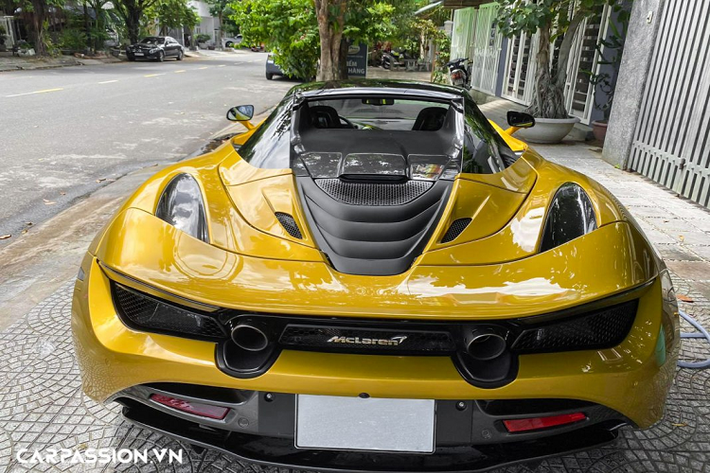 McLaren 720S Spider sử dụng động cơ V8 tăng áp kép có dung tích 4.0 lít, sản sinh công suất tối đa 710 mã lực và mô men xoắn cực đại đạt mức 770 Nm. Xe có khả năng tăng tốc từ 0-100 km/h trong vòng 2,9 giây, 0-200 km/h trong 7,9 giây và có tốc độ tối đa là 341 km/h. Đặc biệt hơn khi ngay cả lúc mở mui, McLaren 720S Spider vẫn chạm ngưỡng tốc độ trên 320 km/h. McLaren trang bị cho xe ba chế độ lái khác nhau bao gồm : Comfort, Sport và Track, tương tự các mẫu xe khác của hãng.