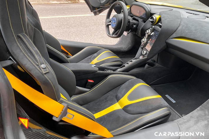 Sự khác biệt lớn nhất giữa hai xe nằm ở bộ mâm, trong khi chiếc 720S Spider màu vàng đồng Aztec Gold tại Sài Gòn được trang bị mâm 5 chấu kép dạng nan hoa thì chiếc tại Đà Nẵng được lựa chọn bộ mâm đa chấu có thiết kế lấy cảm hứng từ tua-bin gió. Ẩn phía sau là hệ thống phanh đĩa hiệu năng cao với đĩa phanh carbon ceramic và cùm phanh McLaren sơn đen, tương phản với lớp sơn ngoại thất nổi bật.