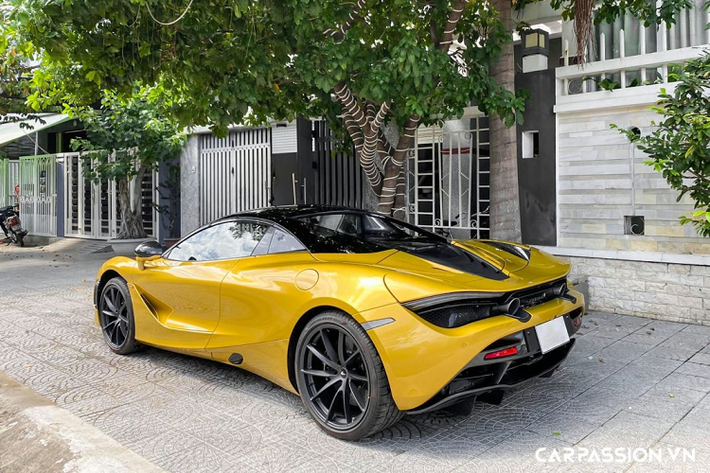 Hiện chưa rõ chính xác của chiếc mức giá xe McLaren 720S Spider đầu tiên tại Đà Nẵng, được biết, một chiếc McLaren 720S Spider có giá bán khởi điểm ở mức 315.000 USD tại thị trường Mỹ.