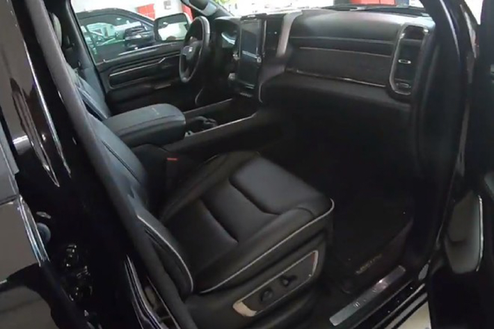 Ngoài ra, Ram 1500 còn có các tùy chọn động cơ khác như V6 3.6L Pentastar hay dầu V6 3.0L EcoDiesel. Nhìn chung, động cơ xăng V8 5.7L của Ram 1500 “gánh” thuế TTĐB tương đương với động cơ V8 5.7L của Toyota Tundra, chịu nhiều thuế hơn mẫu Ford F-150/F-150 Raptor dùng động cơ V6 3.5 EcoBoost.