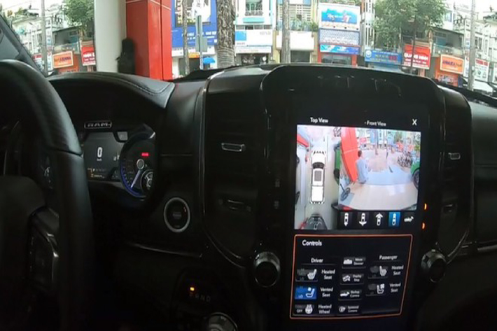 Trái ngược với ngoại thất mang phong cách hoài cổ, nội thất của Ram 1500 Limited phiên bản Black Edition được trang trang bị nhiều “đồ chơi” hấp dẫn và hiện đại trong phân khúc như: màn hình giải trí đặt dọc kích thước 12 inch cỡ lớn sử dụng hệ thống giải trí Uconnect tiên tiến của tập đoàn FCA, ghế bọc da, chỉnh điện nhở vị trí, trang bị điều hoà tự động, nhiều cổng kết nối USB.