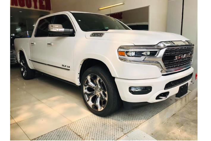 Ram cũng vừa giới thiệu phiên bản mạnh mẽ nhất của dòng Ram 1500 – Ram 1500 TRX 2021 mang công suất hơn 700 mã lực (máy V8 5.7L siêu nạp), biết đâu được mẫu xe này sẽ xuất hiện tại Việt Nam khi được các tay chơi xe bán tải cỡ lớn đưa về nước.
