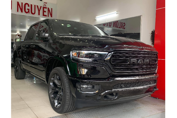 Tại Mỹ, giá xe Ram 1500 Limited Black Edition bán ra khởi điểm từ 53.690 USD (khoảng 1,24 tỷ đồng). Tuy nhiên, sau khi về Việt Nam đóng đủ các loại thuế phí, bao gồm phí trước bạ như xe con, mẫu xe này có giá lăn bánh không dưới 4,5 tỷ đồng do sử dụng động cơ dung tích 5.7L, thuế cao hơn loại 3.5L của F-150.