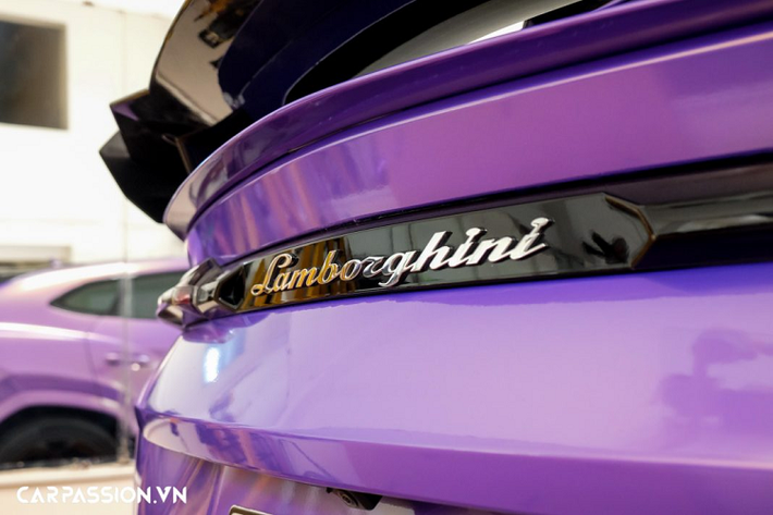 Chưa đầy 1 năm kể từ thời điểm ra mắt thế giới, bộ đôi Urus đầu tiên đã cập bến nước ta với hai màu sơn trắng Bianco Monocerus và xám Grigio Lynx. Lamborghini Urus sở hữu thiết kế hầm hố nhưng không kém phần thể thao. Phần đầu xe gây ấn tượng với lưới tản nhiệt hình tổ ong cỡ lớn, nan kép vắt ngang hốc gió phía trước, nắp ca-pô dập gân mạnh mẽ cùng cụm đèn chiếu sáng với dải LED ban ngày chữ “Y” nằm ngang đẹp mắt.