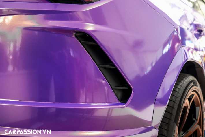 Ẩn phía sau bộ mâm là cùm phanh Lamborghini sơn đỏ nổi bật kết hợp với đĩa phanh carbon ceramic có khả năng chịu nhiệt tốt. Hiện nay, Lamborghini Urus đang nắm giữ kỉ lục về mẫu xe thương mại được trang bị đĩa phanh có đường kính lớn nhất thế giới.