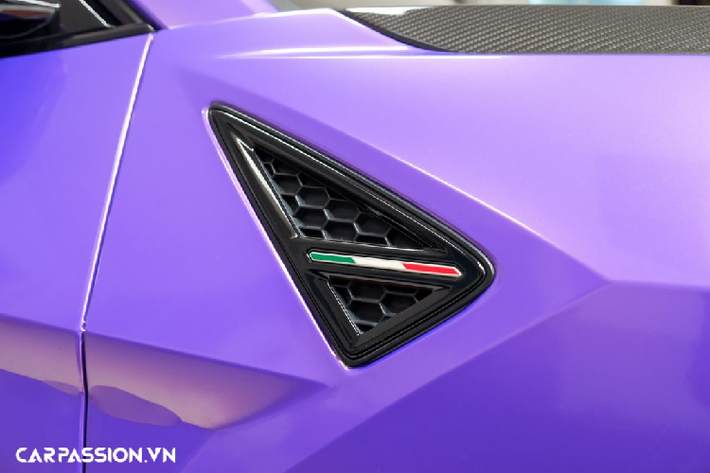 Chưa hết, phần ngoại thất của xe còn được bổ sung với một số chi tiết đến từ gói độ Mansory Venatus dành riêng cho Lamborghini Urus. Với gói nâng cấp đến từ nhà độ Đức, nắp ca-pô nguyên bản được thay bằng chi tiết mới có tạo hình hầm hố, xe được trang bị thêm phần nẹp mui và một cánh gió sau cỡ lớn, tất cả đều được làm từ sợi carbon siêu nhẹ.