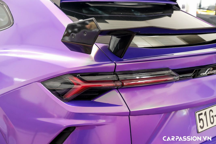 Ra mắt vào cuối năm 2017, Lamborghini Urus là nước đi táo bạo của thương hiệu siêu xe đến từ Ý nhằm tham gia vào phân khúc xe SUV đầy tính cạnh tranh hiện nay. Tuy xuất hiện muộn hơn so với những đối thủ khác, Urus lại là mẫu xe khai sinh ra phân khúc siêu SUV nhờ hiệu năng vận hành vượt trội. Hiện nay, Lamborghini Urus đang nắm giữ ngôi vương cho danh hiệu mẫu xe SUV nhanh nhất thế giới.