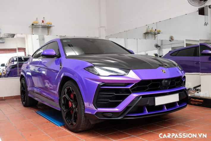 Bên cạnh việc lựa chọn màu sắc ưng ý, khách hàng có thể tự mình thiết kế lớp áo ngoại thất cho “xế cưng” và chủ nhân của mẫu siêu SUV Lamborghini Urus xuất hiện trong bài viết cũng không phải là ngoại lệ. Được biết, chiéc xe này từng thuộc sở hữu của đại gia siêu xe Minh Nhựa và được nhập khẩu chính hãng