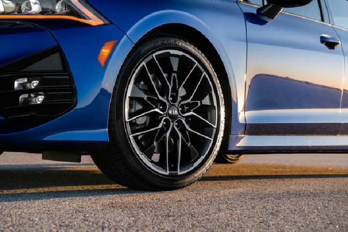 Về màu sơn, bản LX có các màu Glacier White Pearl, Ebony Black, Everlasting Silver, và Passion Red Tint Coat. Nội thất xe màu đen, ghế bọc vải. Ngoài ra không có thêm option nào khác.