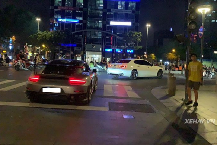 Tại Việt Nam, giá xe Porsche 911 GT2 RS 2019 được phân phối chính hãng với mức khoảng 21 tỷ đồng nhưng với việc có thêm gói Weissach Package trị giá 1,355 tỷ đồng, và nhiều "đồ chơi" khác, giá trị của siêu xe thể thao Đức được nâng lên mức gần 23 tỷ đồng.