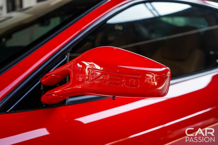 Ferrari F430 sở hữu nhiều chi tiết được lấy cảm hứng từ các mẫu xe huyền thoại của hãng. Ở phần cản trước, các chi tiết được thiết kế lại nhưng vẫn giữ lại kiểu dáng quen thuộc của 360. Phần hốc gió được thiết kế mở rộng theo dạng thoải, nhằm điều chỉnh luồng gió khi xe ở tốt độ cao.