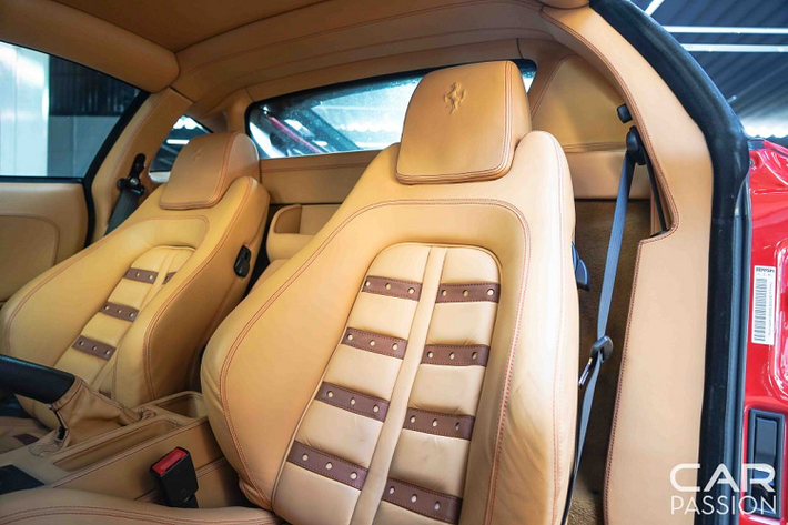 Phần thân xe không có quá nhiều sự khác biệt so với phiên bản 360 trước đó. Điểm khác biệt lớn nhất chính là các chi tiết đã được thiết kế lại góc cạnh hơn như hai hốc gió thân xe. Phần hốc gió trên được thiết kế mở rộng, nổi lên rõ rệt nhằm đưa gió vào động cơ hiệu quả hơn. Trên F430, phần gương xe cũng được thiết kế góc cạnh với logo tên xe được in trên phần gương trái.