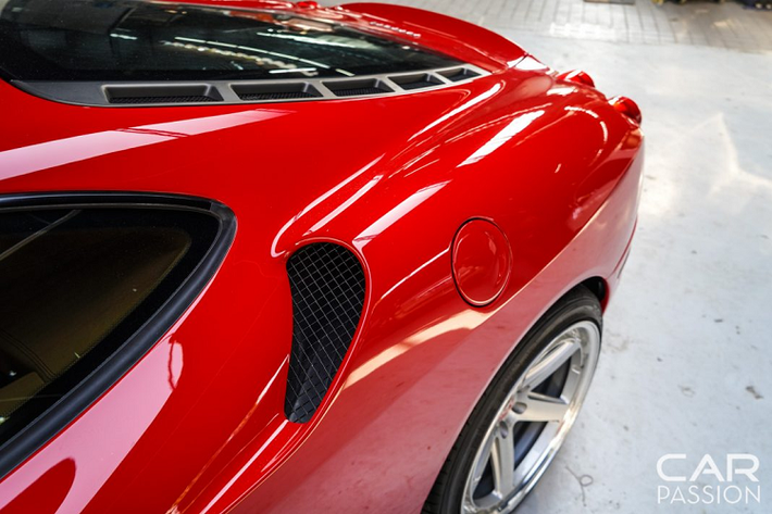 Là một mẫu xe kế nhiệm của 360, Ferrari F430 sở hữu một số điểm khác biệt rõ rệt về thiết kế ngoại thất nhằm tăng hiệu quả khí động học. Mặc dù hệ số kéo vẫn được giữ nguyên nhưng lực ép đã được tăng lên đáng kể so với mẫu 360 trước đó.