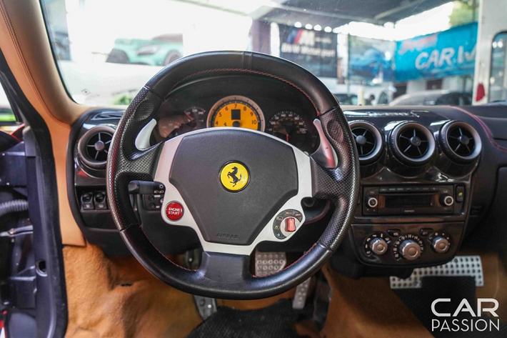 Hai hốc gió này được lấy cảm hứng từ chiếc xe đua Ferrari 156 dino shark nose – một mẫu xe đua huyền thoại của Ferrari đã chiếc thắng tại giải đua F1 vào năm 1961. Xe được thiết kế với dạng đèn chiếu sáng tối giản, không quá cầu kì.