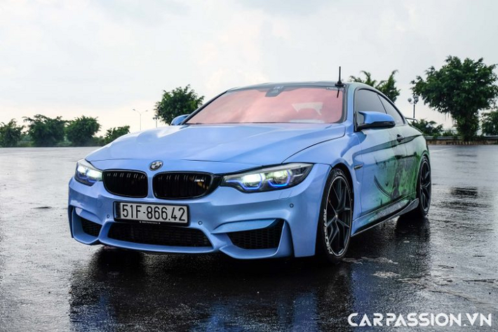 Chiếc BMW 428i tại Sài Gòn này phiên bản gốc sở hữu ngoại hình với những đường nét thiết kế mềm mại, hiện đại đầy phong cách. Đối với phiên bản M4 F82, mẫu coupe 2 cửa này lại được thiết kế với phần cản trước cách điệu với các đường nét tinh tế, phần capo nổi bật với những đường gân đầy khỏe khoắn. Chính vì vậy mà thiết kế của M4 F82 hay M3 F80 lại “được lòng” những người chơi xe hơn.