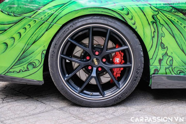 Thoạt nhìn, chiếc xe cực kỳ nổi bật với lớp áo được phối giữa hai tông màu xanh da trời và xanh lá cây. Trên nền hiệu ứng chuyển hai tông màu, chủ sở hữu đã lựa chọn họa tiết về một chiến binh Samurai được vẽ trắng đen đặt giữa đường chuyển màu trên phần thân xe.