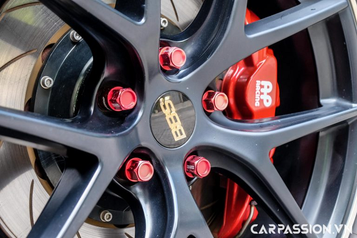 Bức họa này được vẽ chi tiết với nhiều đường nét phức tạp, kết hợp với đó chính là các đường nét đậm nhạt nhằm tạo chiều sâu cho lớp áo ngoài của chiếc xe. Lớp decal này được thiết kế và thực hiện bởi thương hiệu GTA Tuning &amp; Wrapping – Địa chỉ quen thuộc của những người chơi BMW tại Việt Nam.