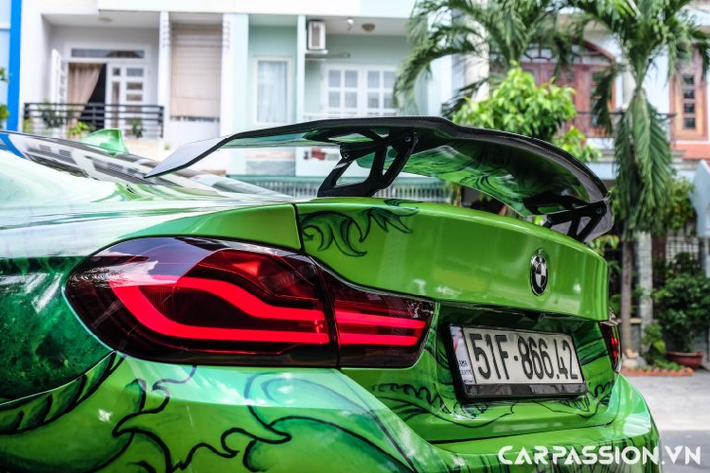 Ngoài ra, chiếc 428i còn được trang bị hệ thống xả Meisterchaft với downpipe đến từ thương hiệu AR. Xe được trang bị hệ thống phuộc nâng hạ chỉnh cơ KW V3. Thêm vào đó, chiếc 428i độ này còn sở hữu một số chi tiết độ ở ngoại thất như phần nóc xe bằng chất liêu carbon, líp trước bằng carbon của BMW M4 CS hay cả tay nắm cửa Comfort Access – chi tiết không được trang bị trên BMW 4 Series phiên bản gốc.