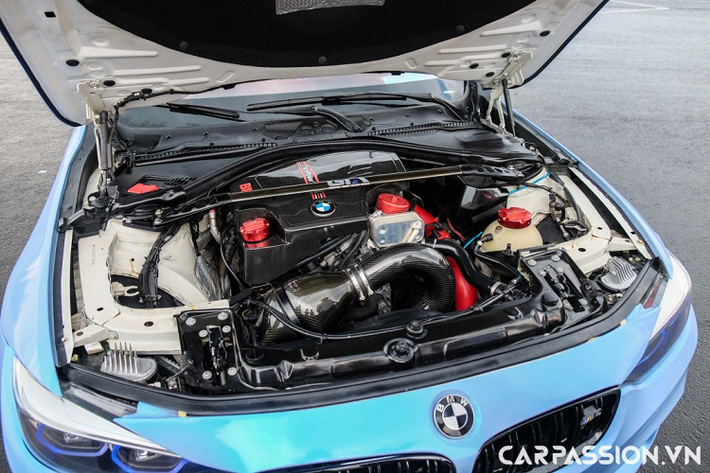 Để hoàn thiện cho bản độ đầy tâm huyết này, chủ nhân của chiếc xe cũng không quên “nâng cấp” về mặt động cơ để khiến chiếc xe trở nên mạnh hơn so với nguyên bản. Xe được trang bị lọc gió Eventuri bằng carbon được nhập từ Ý có giá gần 100 triệu, ống dẫn khí nạp của BMS, Methanol Kit loại bình lớn, thành giằng carbon, nắp máy ốp động cơ bằng chất liệu carbon, két nước giải nhiệt lớn từ thương hiệu Wager. Ngoài ra, xe đã được remap ECU Bootmod3, remap hộp số xHP Flashtool.