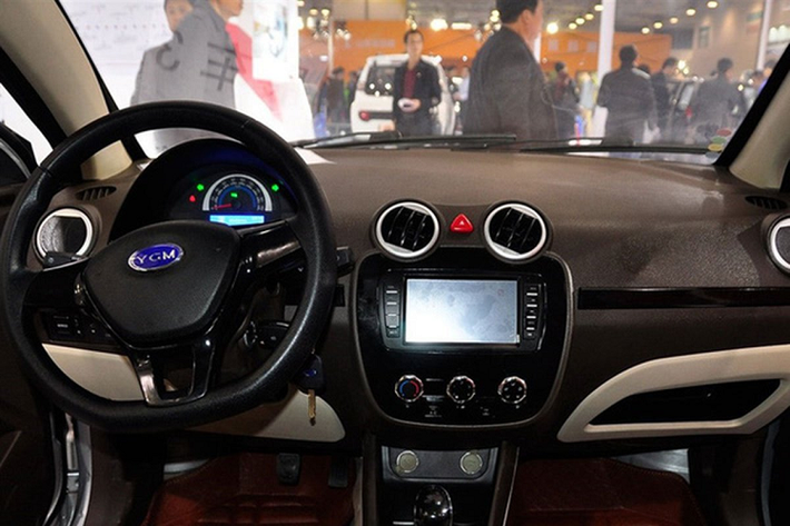 Phiên bản cao cấp nhất của xe có thể đạt tốc độ 60 km/h và di chuyển được 160 km mỗi lần sạc điện. Chiếc xe này có giá từ 31.500 nhân dân tệ ( tương đương 5.040 USD hoặc 108 triệu đồng).