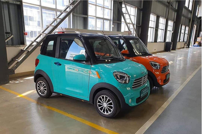 Xe có kích thước tổng thể là 2917 x 1493 x 1621 mm, có chiều dài cơ sở 1940 mm. Mặc dù thuộc phân khúc xe microcar, nhưng nó vẫn có sức chứa cho 4 người.