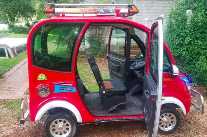 Loạt xe ôtô mini Trung Quốc có kiểu dáng vô cùng bắt mắt, nhỏ đã gây sốt ở nội địa mà còn ở các nước như Thái Lan, Ấn Độ. Nhìn chung những mẫu xe này thường có giá rất rẻ, dao động từ 20-100 triệu đồng, ngang ngửa một chiếc xe SH ở Việt Nam. Mới đây nhất, công ty Changli của Trung Quốc đã cho ra lò mẫu ôtô điện mới với thiết kế nhỏ gọn, trọng lượng 323 kg và tải trọng ở mức 300 kg. Đây là phiên bản giá rẻ nhưng xe vẫn được trang bị đầy đủ các tiện nghi như radio và phát nhạc MP3 từ USB, có 2 hàng ghế ngồi khá thoải mái, camera lùi.