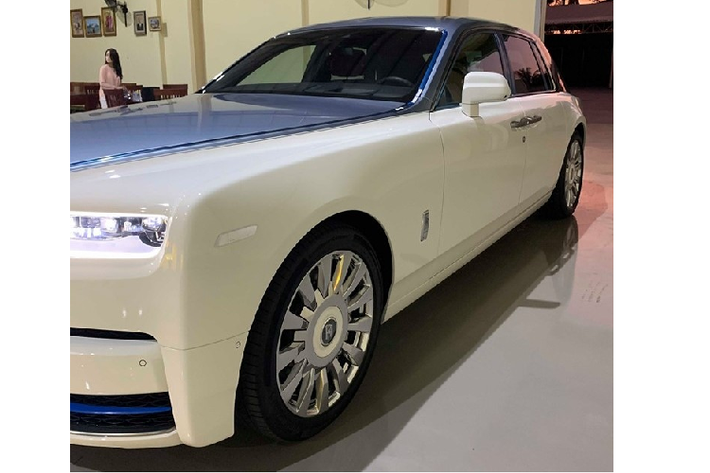 So với Rolls-Royce Phantom thế hệ thứ 7, mẫu xe siêu sang Rolls-Royce Phantom thế hệ thứ 8 vẫn giữ dáng thiết kế đặc trưng của dòng xe Rolls-Royce nhưng được trang bị "đôi mắt" mới sắc sảo hơn và ứng dụng công nghệ hiện đại như đèn pha Laser kết hợp cùng dải đèn LED chiếu sáng ban ngày. Biểu tượng "thiếu phụ bay" Spirit of Ecstasy nổi tiếng nằm cao hơn gần 12 mm trên nắp capô.