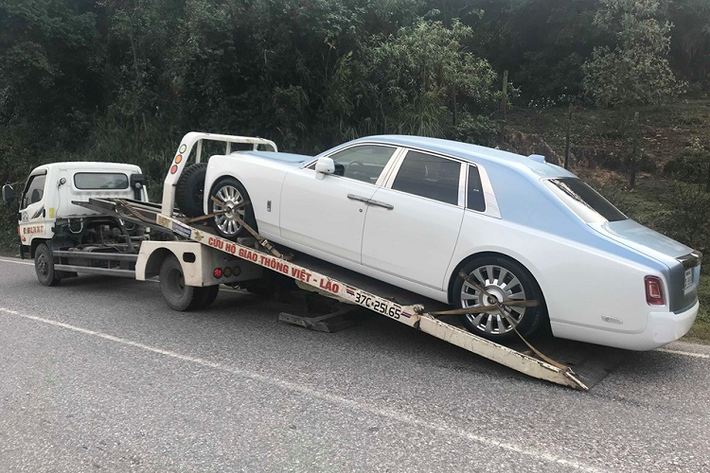 Rolls-Royce Phantom thế hệ thứ 8 mang biển Lào mới có mặt tại Việt Nam có ngoại thất phối đến 3 tông màu chính. Đầu tiên là nửa thân dưới của xe sơn màu trắng. Ngoài ra là nắp capô, trần và cốp khoang hành lý có màu xanh nhạt. Cuối cùng là các chi tiết như lưới tản nhiệt, viền hốc gió trước và thanh ngang đèn hậu phối màu xanh dương.