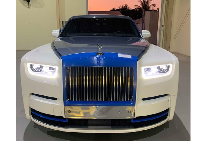 Việc một chiếc xe siêu sang Rolls-Royce Phantom VIII biển Lào vào Việt Nam đã gây bất ngờ cho không ít người mê xe trên khắp cả nước. Đây là chiếc xe "khủng" thứ 6 đeo biển Lào du nhập vào Việt Nam.
