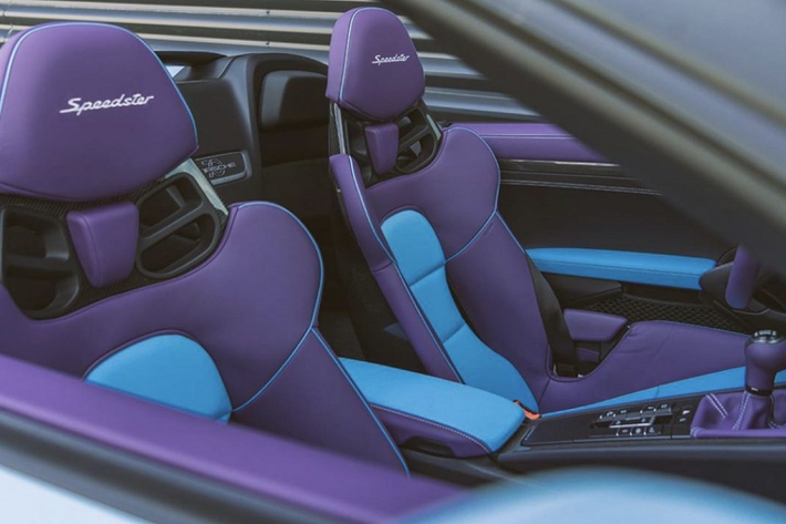 Chiếc xe được lựa chọn màu ngoại thất xanh Meissen Blue. Màu sơn này mang sắc độ nhạt, hướng sáng, kết hợp với đó chính là bộ mâm 5 chấu kép đặc trưng được sơn cùng màu với màu ngoại thất của xe.