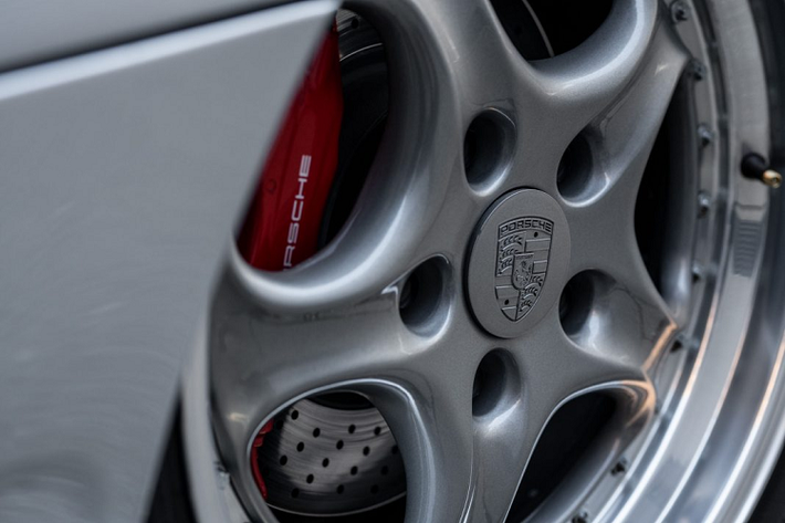 Kết hợp với động cơ này là hộp số sàn 6 cấp dẫn động bánh sau thông qua vi sai chống trượt giới hạn, cho phép xe tăng tốc từ 0-96km/h trong vòng 4 giây và có thể đạt tốc độ tối đa lên tới 305 km/h – một con số ấn tượng tại thời điểm bấy giờ.