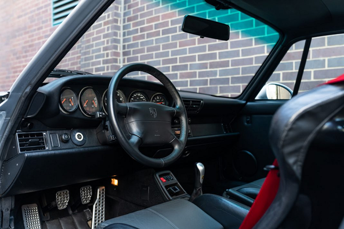 Chiếc xe được trang bị màu sơn Polar Silver và có một số tùy chọn như máy điều hòa không khí, cửa sổ điện, túi khí phía trước và viền chắn nắng kính chắn gió.