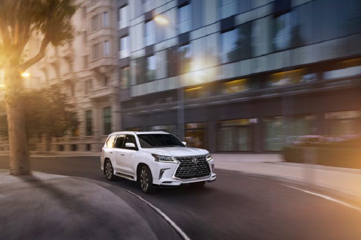 Chiếc SUV sang trọng LX570 sở hữu thiết kế phản ánh sự kết hợp hài hòa giữa tính thể thao và sang trọng của nó. Ở Lexus LX570 2021 mới, hãng mang đến cho xe công nghệ trợ lý ảo Alexa cùng với đó là màu sơn ngoại thất Nori Green Pearl và phối màu nội thất Glazed Caramel.