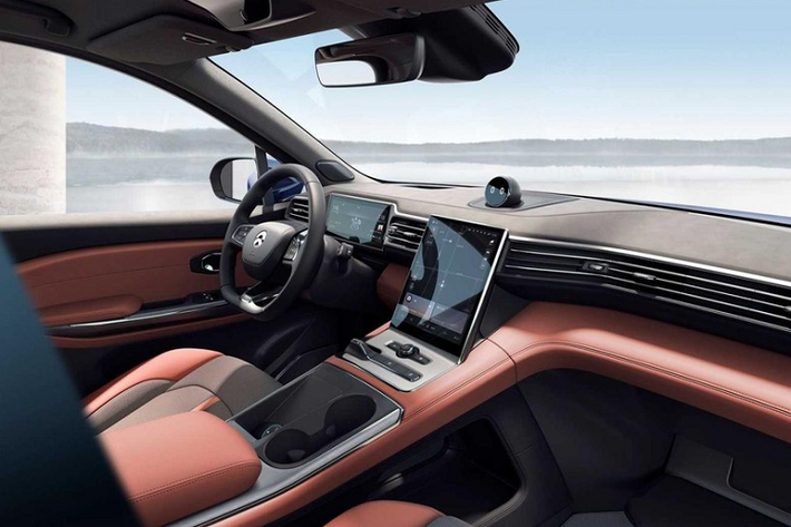 Tốc độ trên không phải là nhanh đến bất ngờ nếu so sánh với một số mẫu xe điện cao cấp phương Tây, nhưng như thế là đủ nhanh hàng đầu ở thị trường nội địa Trung Quốc. Trên thực tế là ở Trung Quốc, người tiêu dùng chú trọng vào tính tiện nghi và sang trọng hơn là hiệu suất cực cao, bởi không có nhiều nơi để họ có thể phát huy hết hiệu suất đó.