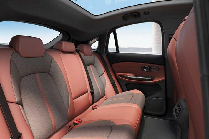 Không chỉ có mạo đẹp mắt ở phía ngoài, NIo EC6 cũng có một không gian nội thất rộng rãi và sang trọng ở phía trong. Nội thất xe mang đậm tính công nghệ kỹ thuật số với màn hình bảng đồng hồ siêu mỏng 9.8 inch, một màn hình cảm ứng trung tâm HD 11.3 inch, và đương nhiên là cả NOMI Mate 2.0, hệ thống hỗ trợ kỹ thuật số độc đáo của Nio, với màn hình tròn AMOLED.