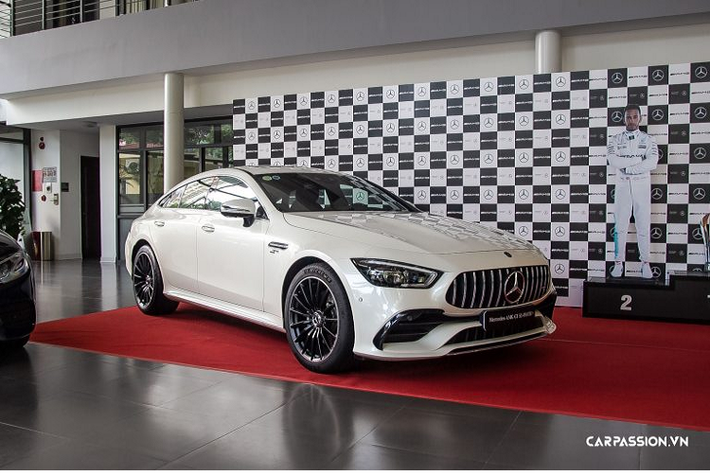 Đây chính là chiếc Mercedes-AMG GT 53 đầu tiên xuất hiện tại thị trường Việt Nam và tính đến nay, chiếc xe vẫn giữ vững ngôi vị độc nhất của mình. Phiên bản xuất hiện góp phần làm đa dạng hóa những dòng xe AMG tại Việt Nam. AMG GT 53 được biết đến là biến thể 4 cửa của dòng xe thể thao đình đám AMG GT. Chiếc xe sở hữu vẻ ngoài với thiết kế hiện đại, gợi cảm và đặc biệt hơn là không thể thiếu đi những chi tiết thể thao.