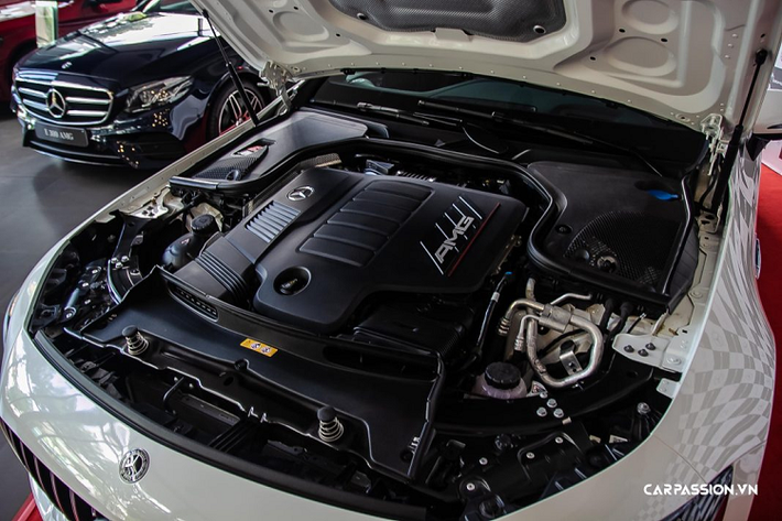 Mercedes-AMG GT 53 4MATIC+ còn được trang bị những công nghệ hỗ trợ lái xe dành riêng cho AMG, bao gồm hệ thống treo AMG DRIVE CONTROL với khả năng điều chỉnh nhiều chế độ, hệ thống lái trợ lực điện thể thao AMG, bảng điều khiển trung tâm AMG DRIVE UNIT, chức năng lưu dữ liệu những chặng đua AMG Track Pace, hệ thống phanh hiệu suất cao AMG.