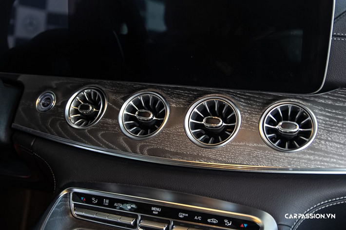 Sức mạnh này được truyền tải qua hộp số AMG SPEEDSHIFT TCT 9 cấp với khả năng sang số cực kỳ nhanh. Hệ dẫn động AMG Performance 4MATIC+ cho phép linh hoạt phân bổ sức kéo giữa cầu trước và cầu sau, thậm chí có những thời điểm chỉ vận hành như một chiếc xe thể thao cầu sau thuần khiết.