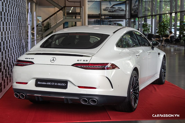 Chiếc xe được thiết kế với phần mui thấp kéo dài về phía sau, các đường nét trên thân xe được thiết kế với các đường nét mềm mại. Cửa kính không viền giúp đem lại một vẻ hiện đại cho chiếc sedan thể thao đầy hấp dẫn. Mâm đa chấu màu đen nhám đặc trưng từ AMG có kích thước 20 inch, kích thước tổng thể dài x rộng x cao lần lượt là 5051 x 1953 x 1451 mm, trục cơ sở dài 2951 mm, chính vì vậy mà khoang nội thất của xe vẫn đảm bảo được sự tiện nghi, thoải mái cho hành khách.