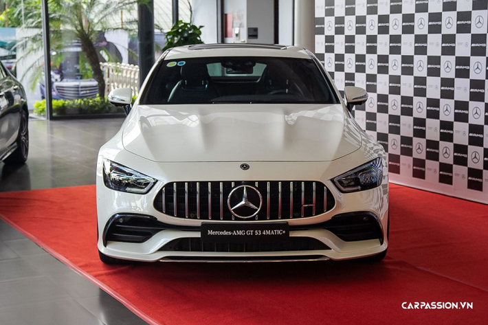 Mercedes-AMG GT 53 thế hệ mới mang trên mình ngôn ngữ thiết kế theo phong cách “Sensual Purity” của dòng AMG GT. Chiếc xe được thiết kế với phần đầu xe dài, phần đuôi xe được bo tròn tương tự với mẫu xe hai cửa thuộc dòng xe. Kết hợp với thiết kế bo tròn mềm mại chính là những đường nét dập nổi trên capo đem lại cho xe một vẻ đầy mạnh mẽ. Chiếc xe được khoác lên mình lớp áo ngoại thất màu trắng giản đơn nhưng không kém phần cuốn hút.