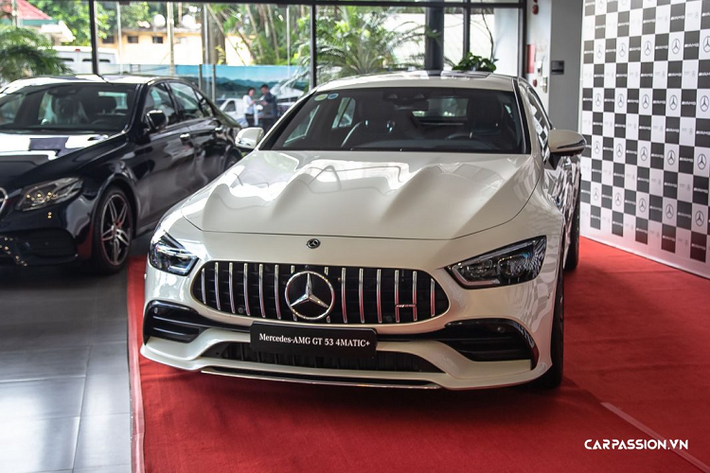 Giá xe Mercedes-AMG GT 53 4Matic+ được nhập khẩu chính hãng này được bán với giá 6 tỷ 299 triệu đồng. Đây là một sự lựa chọn mới lạ cho những người có niềm đam mê những chiếc xe thể thao nhưng muốn hướng tới một chiếc xe đa dụng hơn và có thể sử dụng hàng ngày.