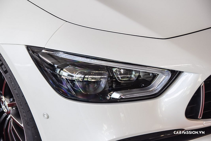 Ngoài ra, xe còn được trang bị tấm khuếch tán hầm hố có thể chỉnh điện cùng ống xả ở 2 bên tạo ra âm thanh tuyệt hảo khi vận hành ở tốc độ cao. Khoang nội thất của Mercedes-AMG GT 53 4Matic+ vẫn mang trên mình một vẻ sang trọng, tiện nghi vốn có của một chiếc Mercedes-Benz. Nội thất của xe mang trên mình chất liệu da màu đen cùng các miếng ốp gỗ sáng màu được hoàn thiện theo màu nhám đầy sang trọng.