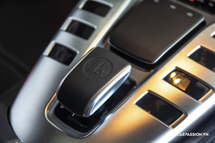 Đặc biệt, người lái có thể lựa chọn cách thức vận hành của Mercedes-AMG GT 53 4MATIC+ thông qua cụm điều khiển 5 chế độ lái AMG DYNAMIC SELECT: “Comfort”, “Sport”, “Sport +”, “RACE” và “Individual”.