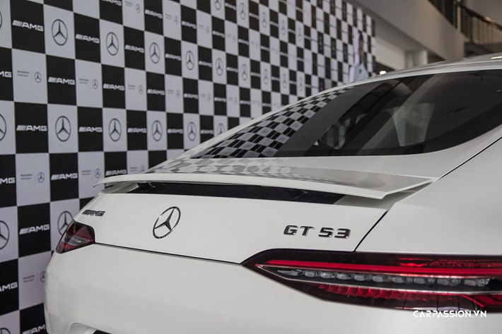 Mercedes-AMG GT 53 4MATIC+ sở hữu hàng loạt các tiện nghi hàng đầu như hỗ trợ kết nối Apple Carplay/Android Auto, chức năng sạc không dây cho cả hàng ghế trước và hàng ghế sau, điều hòa khí hậu tự động 3 vùng THERMOTRONIC, hệ thống AIR-BALANCE với bộ lọc không khí cao cấp, chức năng ion hóa oxy &amp; và tạo hương cao cấp… Hơn thế nữa là hệ thống âm thanh Burmester với 14 loa, công suất loa lên tới 640 Watt đem lại trải nghiệm âm thanh sống động.